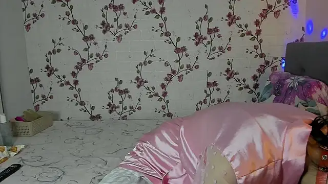 Snapshot of Alisagold90 chatting on October 15, 2025, 7:27 am Alisagold90 online show from October 15, 2025, 7:27 am