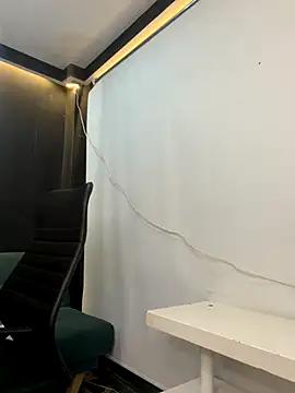 Snapshot of CelesteBrucee chatting on December 2, 2025, 7:59 pm CelesteBrucee online show from December 2, 2025, 7:59 pm