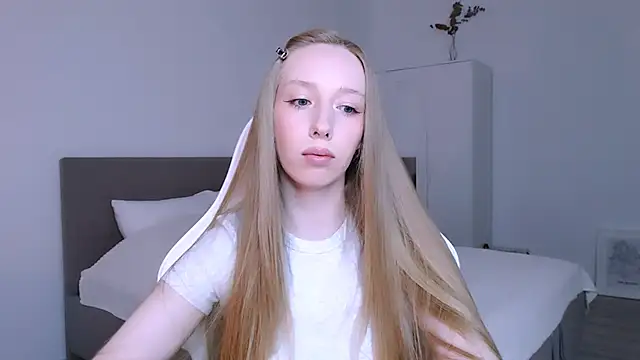 Snapshot of Luna_insniity chatting on November 28, 2025, 8:20 pm Luna insniity online show from November 28, 2025, 8:20 pm