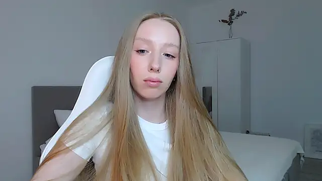 Snapshot of Luna_insniity chatting on December 13, 2025, 10:05 pm Luna insniity online show from December 13, 2025, 10:05 pm