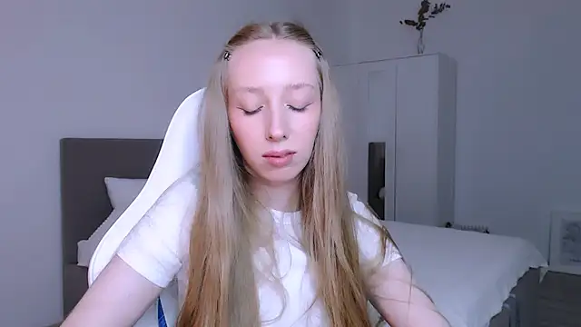 Snapshot of Luna_insniity chatting on November 14, 2025, 8:23 pm Luna insniity online show from November 14, 2025, 8:23 pm