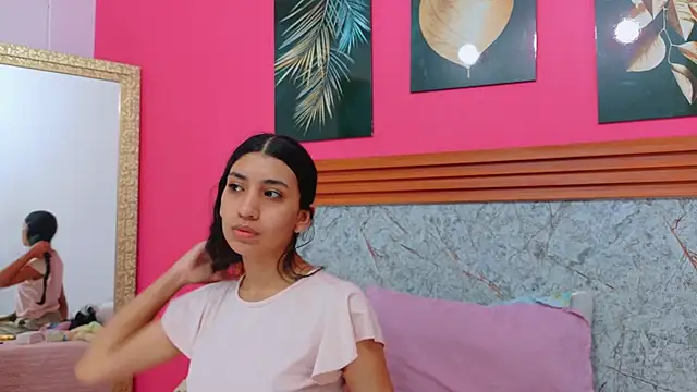 Snapshot of littlee_emilyy_ chatting on March 25, 2026, 12:48 pm littlee emilyy online show from March 25, 2026, 12:48 pm