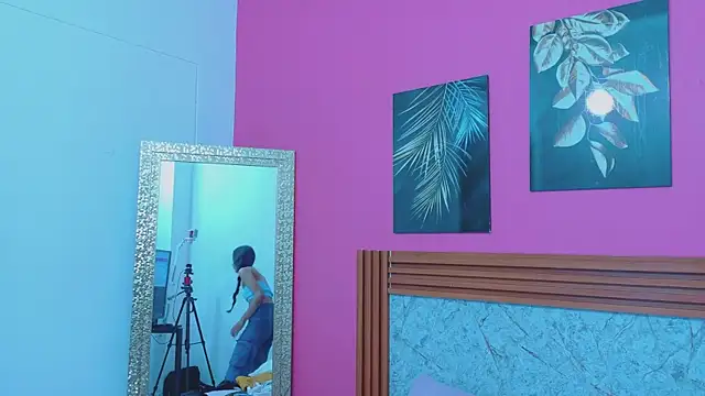 Snapshot of littlee_emilyy_ chatting on April 4, 2026, 12:45 pm littlee emilyy online show from April 4, 2026, 12:45 pm