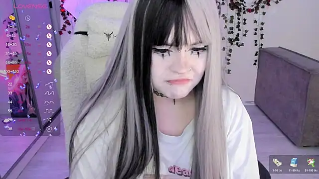 Snapshot of SelenaCute chatting on November 3, 2025, 12:09 pm SelenaCute online show from November 3, 2025, 12:09 pm