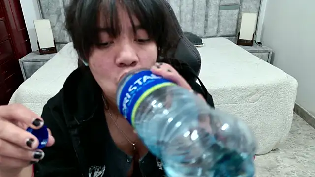 laureentt  online show from March 27, 2026, 8:26 am