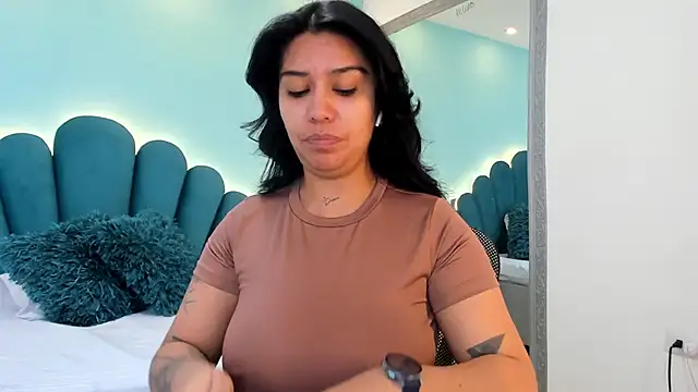 sharlott18 online show from February 14, 2026, 1:33 pm