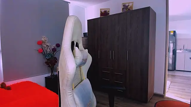 ScarlettMalbec online show from February 5, 2026, 9:43 pm