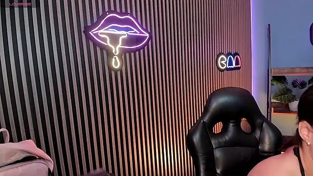 emily roberts1 online show from December 4, 2025, 4:44 am