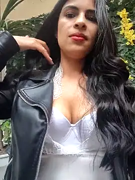 Snapshot of Astrid-- chatting on November 5, 2025, 8:01 pm Astrid-- online show from November 5, 2025, 8:01 pm