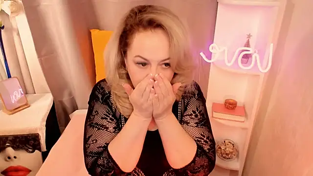 Snapshot of ShannaKingson chatting on February 5, 2025, 10:44 pm ShannaKingson online show from February 5, 2025, 10:44 pm