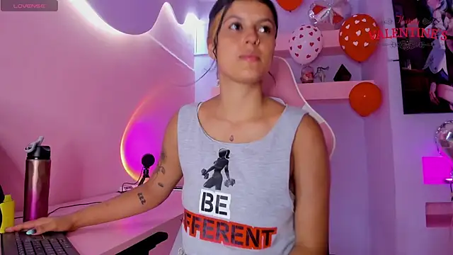 Snapshot of KristinWall chatting on February 16, 2025, 8:33 pm KristinWall online show from February 16, 2025, 8:33 pm