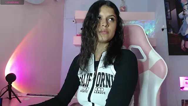 Snapshot of KristinWall chatting on March 19, 2025, 8:43 pm KristinWall online show from March 19, 2025, 8:43 pm