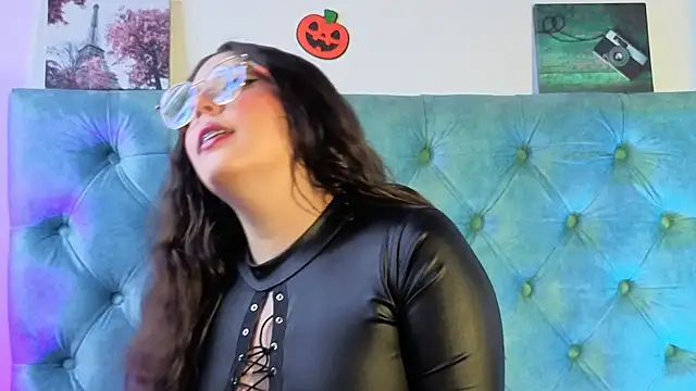 Snapshot of Paola_Lyon_ chatting on November 4, 2025, 6:44 pm Paola Lyon online show from November 4, 2025, 6:44 pm