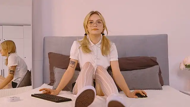 FapClubFamm online show from September 13, 2025, 4:18 pm