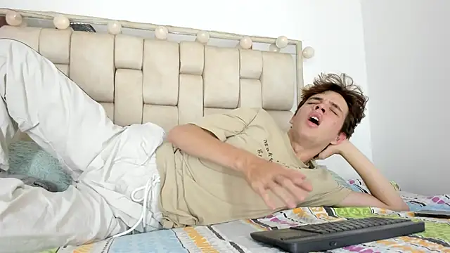 daniel hot03 online show from October 27, 2025, 8:32 pm