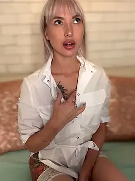 MiaMinx online show from October 15, 2025, 11:57 pm