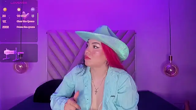 Snapshot of EmmaSwift_ chatting on October 31, 2025, 2:52 am EmmaSwift online show from October 31, 2025, 2:52 am