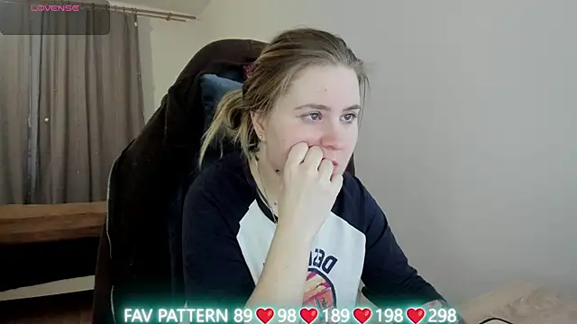 Snapshot of Olivia_Munk chatting on March 22, 2025, 3:41 am Olivia Munk online show from March 22, 2025, 3:41 am