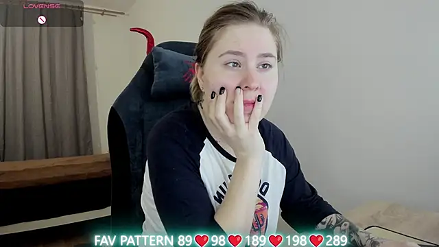 Snapshot of Olivia_Munk chatting on March 9, 2025, 3:32 am Olivia Munk online show from March 9, 2025, 3:32 am