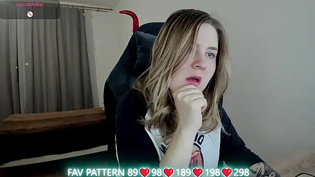 Snapshot of Olivia_Munk chatting on March 10, 2025, 3:45 am Olivia Munk online show from March 10, 2025, 3:45 am