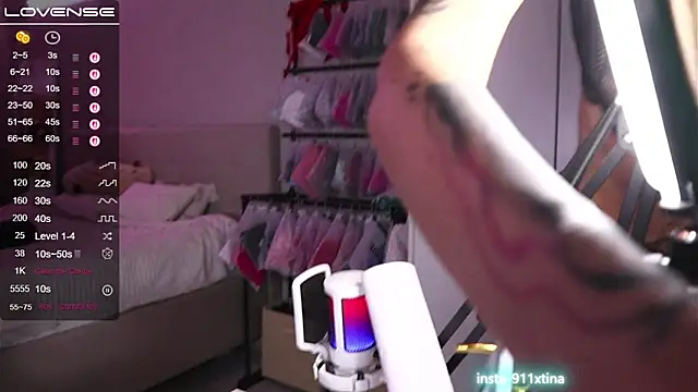 Break-me-Shake-me online show from October 25, 2025, 4:33 am