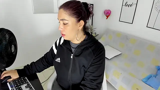 THOMPSON CRISTAL online show from February 17, 2025, 12:49 pm