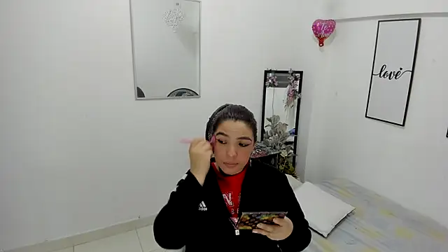 THOMPSON CRISTAL online show from March 12, 2025, 12:47 pm