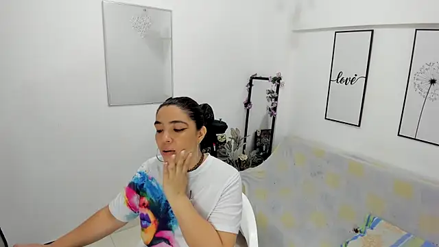 THOMPSON CRISTAL online show from February 10, 2025, 1:33 pm