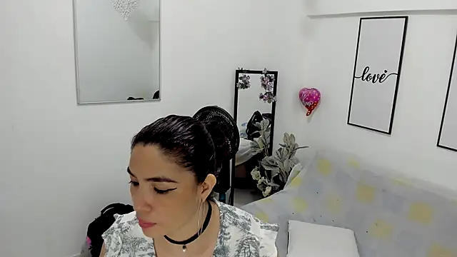 THOMPSON CRISTAL online show from February 25, 2025, 12:49 pm