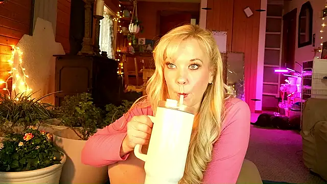 Snapshot of lyra_rose chatting on June 14, 2026, 2:29 pm lyra rose online show from June 14, 2026, 2:29 pm