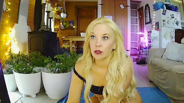 Snapshot of lyra_rose chatting on April 16, 2026, 10:45 pm lyra rose online show from April 16, 2026, 10:45 pm