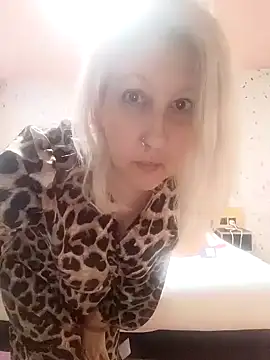 Snapshot of MaggieMoonxxx chatting on February 8, 2025, 10:18 am MaggieMoonxxx online show from February 8, 2025, 10:18 am