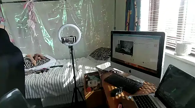 Snapshot of MaggieMoonxxx chatting on March 22, 2025, 1:41 pm MaggieMoonxxx online show from March 22, 2025, 1:41 pm