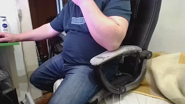 Snapshot of tipko123 chatting on November 4, 2025, 2:43 pm tipko123 online show from November 4, 2025, 2:43 pm