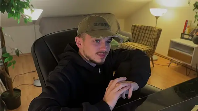 Snapshot of naked_psy chatting on November 22, 2025, 12:32 am naked psy online show from November 22, 2025, 12:32 am