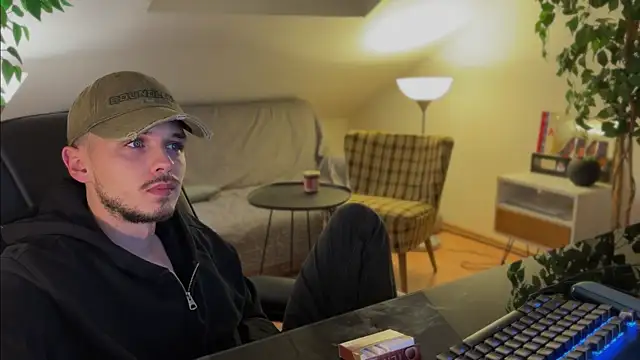 Snapshot of naked_psy chatting on November 15, 2025, 4:27 am naked psy online show from November 15, 2025, 4:27 am