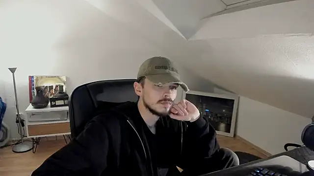 Snapshot of naked_psy chatting on October 29, 2025, 1:59 am naked psy online show from October 29, 2025, 1:59 am