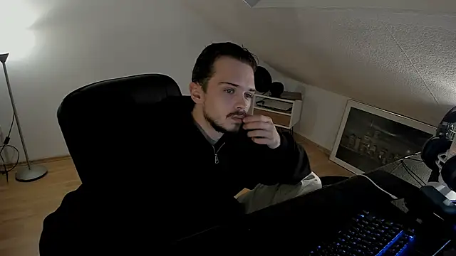 Snapshot of naked_psy chatting on October 24, 2025, 12:53 am naked psy online show from October 24, 2025, 12:53 am