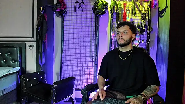 Snapshot of Twisted_Fantasy chatting on December 3, 2025, 6:18 pm Twisted Fantasy online show from December 3, 2025, 6:18 pm