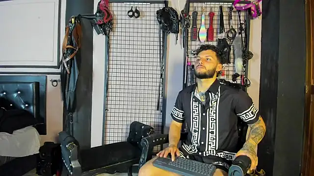 Snapshot of Twisted_Fantasy chatting on December 15, 2025, 8:25 pm Twisted Fantasy online show from December 15, 2025, 8:25 pm