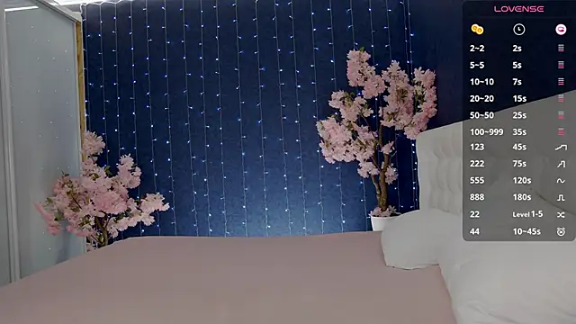 Snapshot of -Mirror-Girl- chatting on October 8, 2025, 4:14 am -Mirror-Girl- online show from October 8, 2025, 4:14 am