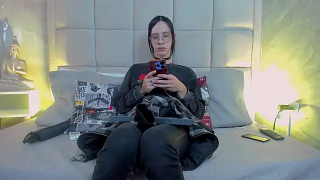 Snapshot of Hecatee_77 chatting on October 30, 2025, 7:55 pm Hecatee 77 online show from October 30, 2025, 7:55 pm