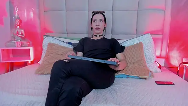 Snapshot of Hecatee_77 chatting on November 23, 2025, 7:24 pm Hecatee 77 online show from November 23, 2025, 7:24 pm