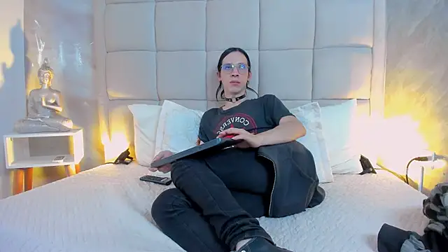 Snapshot of Hecatee_77 chatting on December 3, 2025, 7:46 pm Hecatee 77 online show from December 3, 2025, 7:46 pm