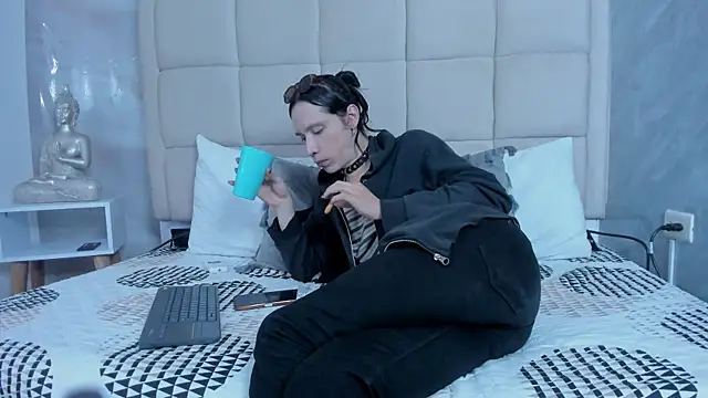 Snapshot of Hecatee_77 chatting on January 15, 2026, 9:40 pm Hecatee 77 online show from January 15, 2026, 9:40 pm