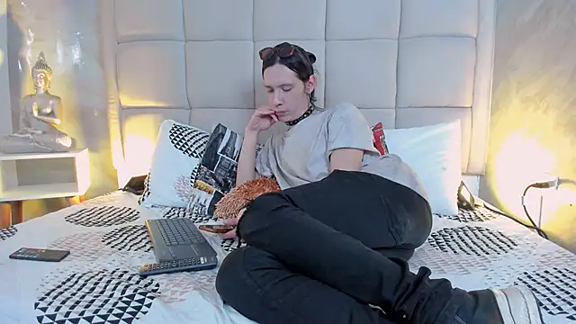 Snapshot of Hecatee_77 chatting on December 19, 2025, 6:54 pm Hecatee 77 online show from December 19, 2025, 6:54 pm