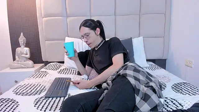 Snapshot of Hecatee_77 chatting on March 22, 2025, 7:31 pm Hecatee 77 online show from March 22, 2025, 7:31 pm