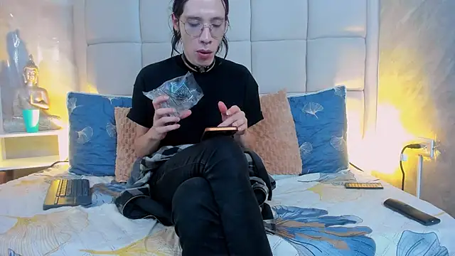 Snapshot of Hecatee_77 chatting on October 10, 2025, 8:20 pm Hecatee 77 online show from October 10, 2025, 8:20 pm