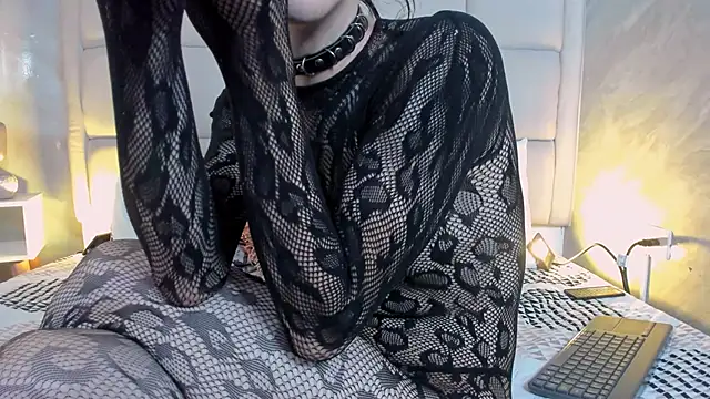 Snapshot of Hecatee_77 chatting on December 17, 2025, 7:52 pm Hecatee 77 online show from December 17, 2025, 7:52 pm