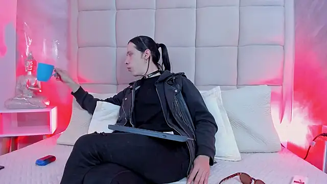 Snapshot of Hecatee_77 chatting on November 15, 2025, 7:51 pm Hecatee 77 online show from November 15, 2025, 7:51 pm